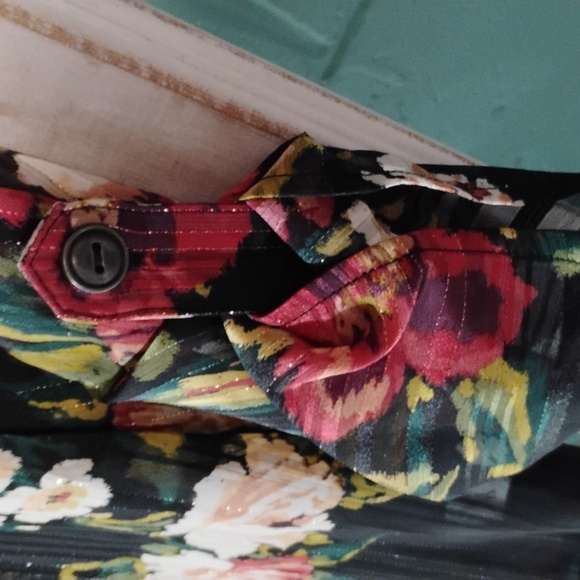 Maurices Vibrant Floral Blouse - Picture 5 of 5